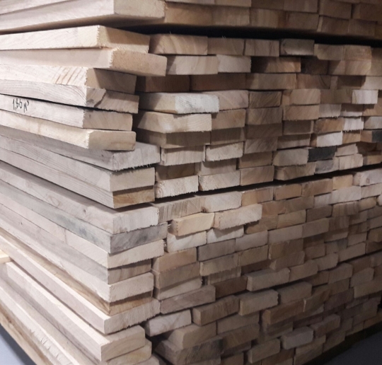 Доска обрезная из массива ясеня