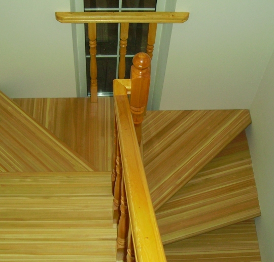 Ступени для лестниц из лиственницы