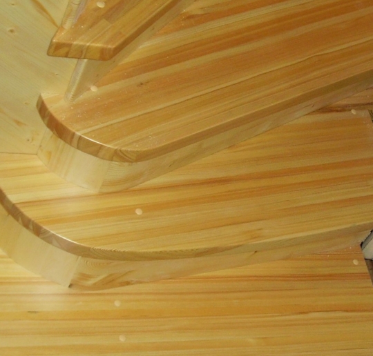 Ступени для лестниц из лиственницы