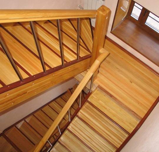 Ступени для лестниц из лиственницы